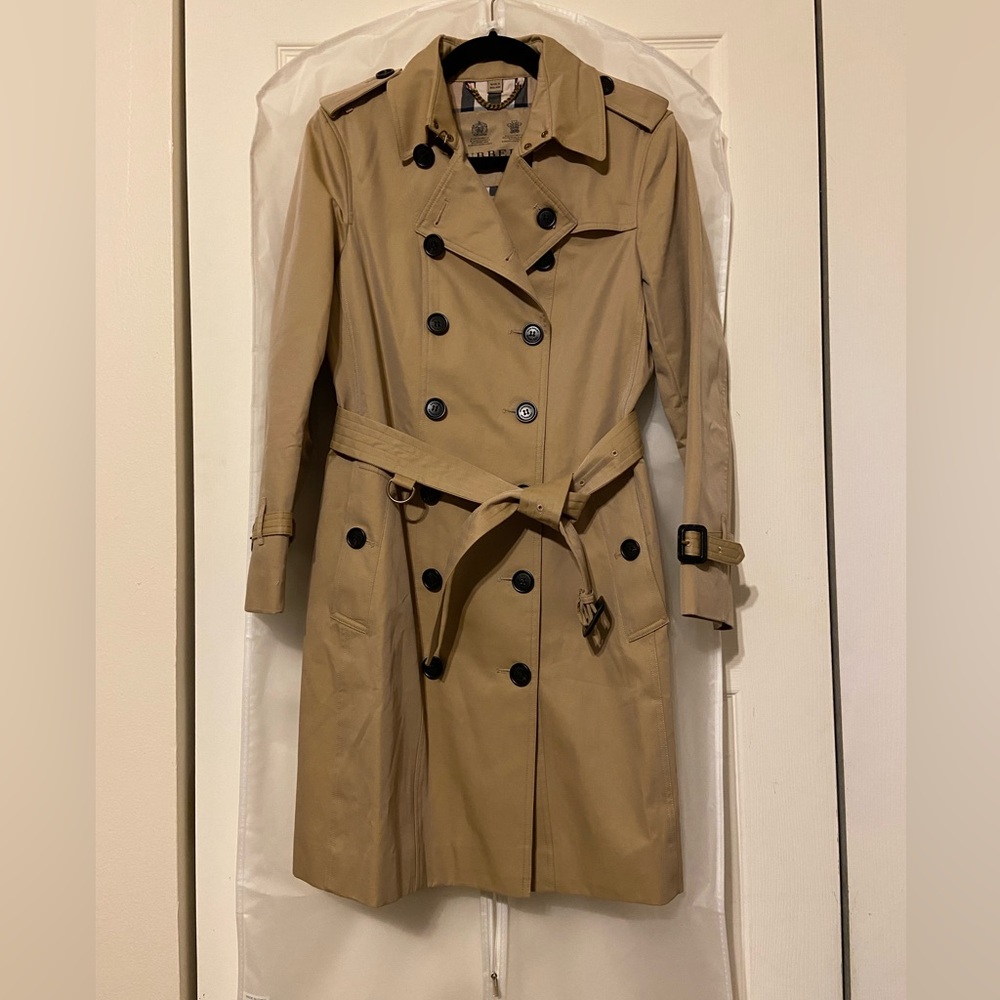 New without tags Burberry trench coat US8. Never worn, no defects or stains.